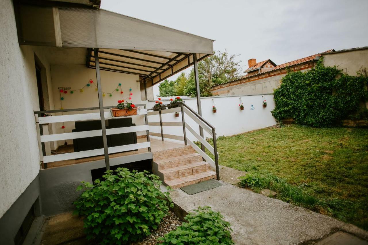 Petros Apartmani Vukovar Esterno foto